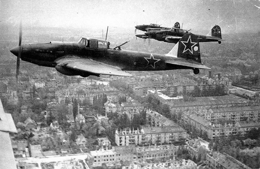 Советские штурмовики Ил-2 над Берлином, 1945 год